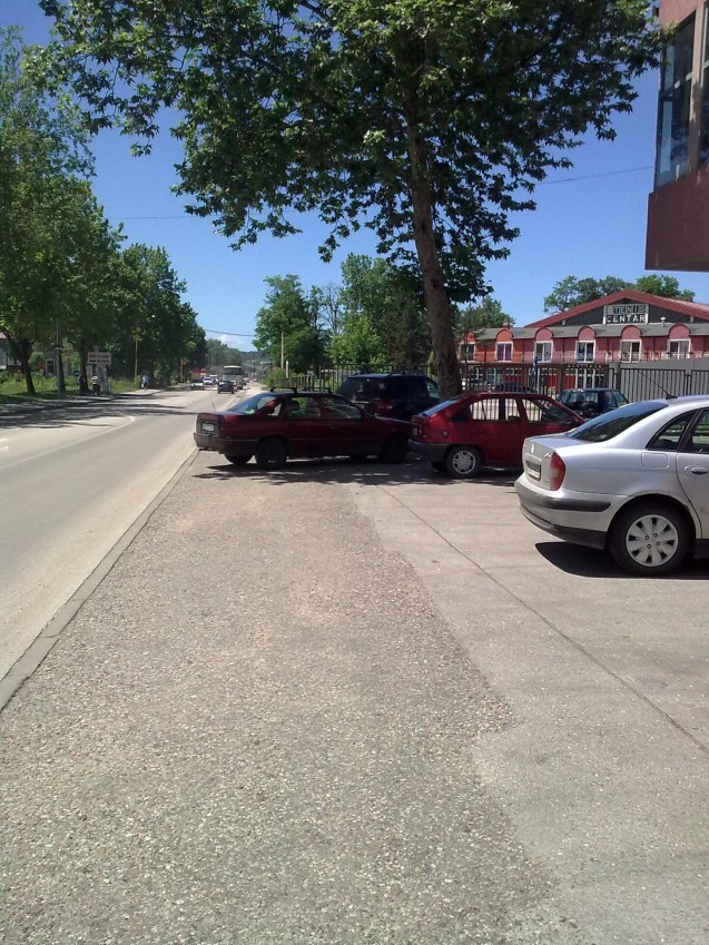Parking papak i pored velikog broja parking mjesta blokirao prolaz na trotaru