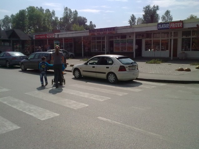 Parking papak parkirao na pješački prelaz kod Gradske pijace
