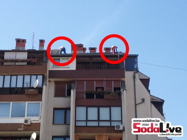 Radnici na ivici krova zgrade