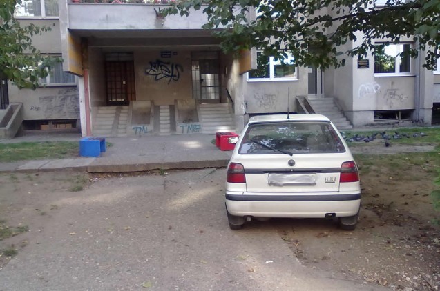 ...a iza zgrade ima ogroman parking prostor