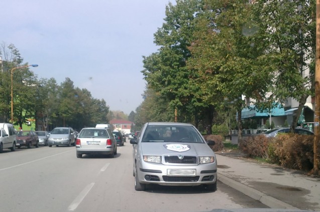 Službeno vozilo u pogrešnoj traci, čime je vozač prešao preko PUNE crte...